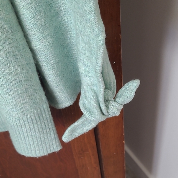 LOFT Women's Light Green V-Neck Sweater - Picture 3 of 6